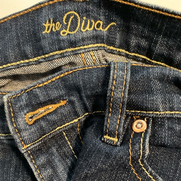 Old Navy- The Diva jeans- Size 6 short - Picture 3 of 3